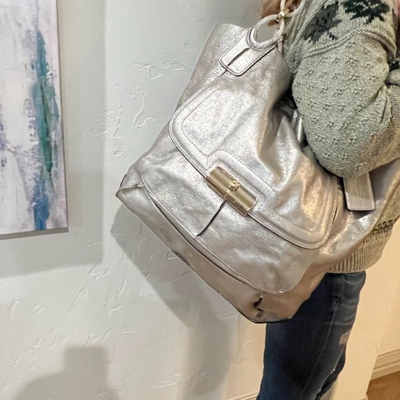 Coach Shoulder Bag M1073-16815 Silver leather, Gold Tone hardware - Picture 2 of 10